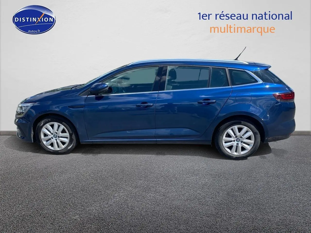 Renault Mégane IV Estate bleu vue de profil côté gauche sur fond clair avec jantes alu et vitres teintées.