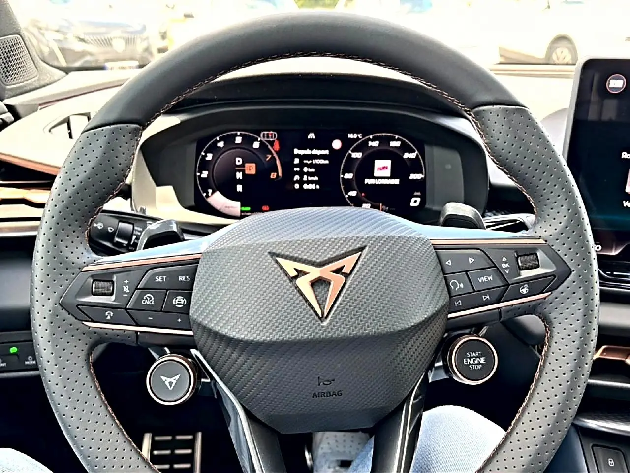 Gros plan sur le volant cuir perforé du CUPRA TERRAMAR 2026 avec logo cuivré et commandes multifonctions.