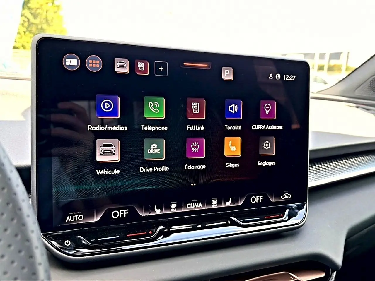 Écran tactile 12,9 pouces du tableau de bord de la CUPRA TERRAMAR 2026, affichant les menus multimédia et réglages.