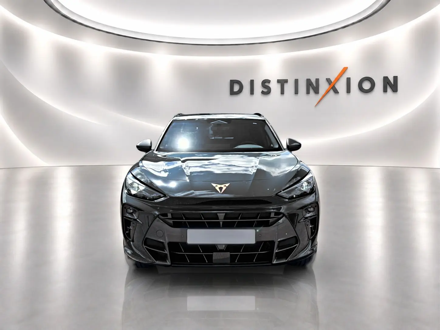 Vue frontale d'un CUPRA TERRAMAR bleu fjord brillant dans un showroom avec logo Distinxion en arrière-plan.