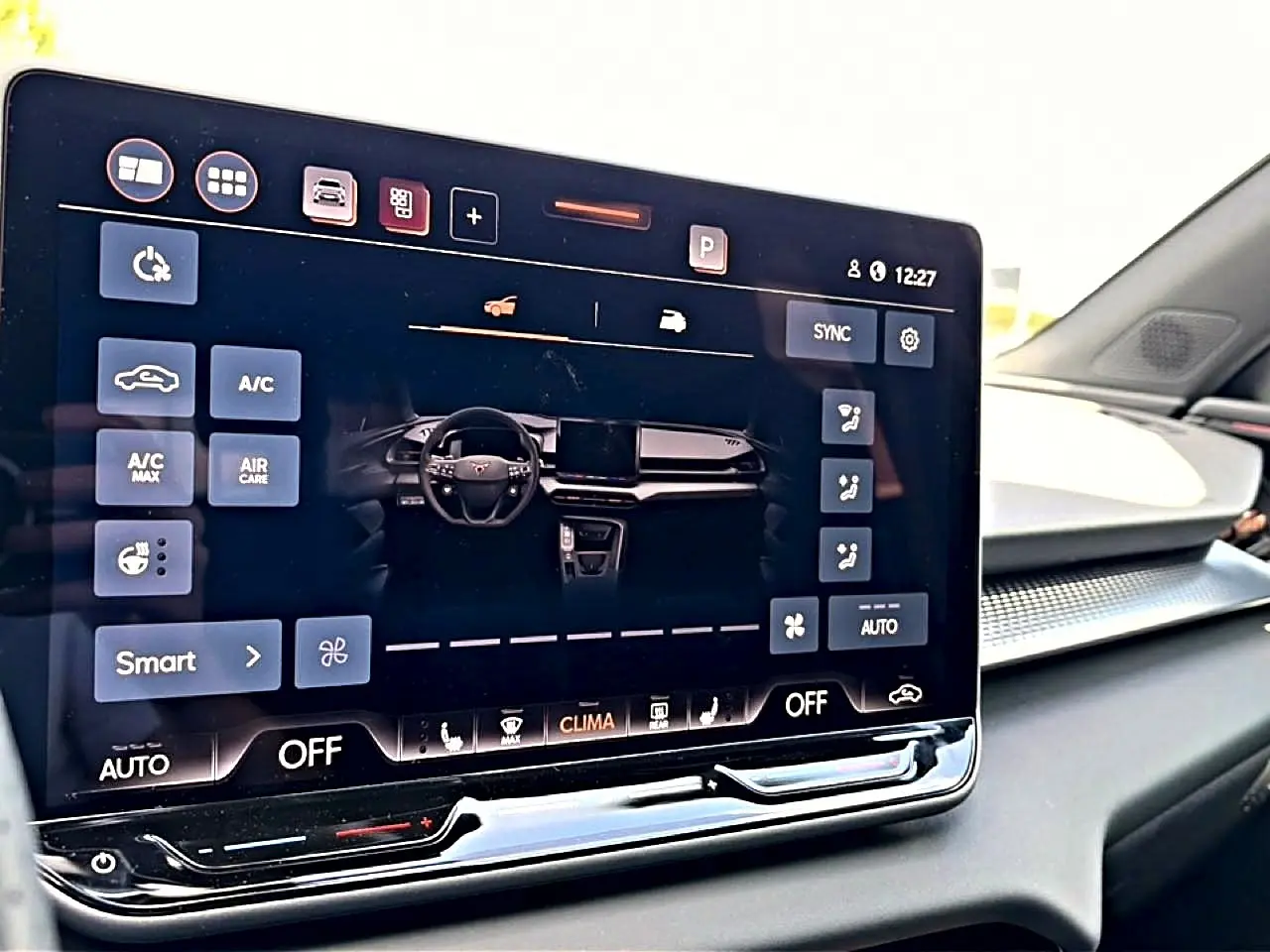 Écran tactile 12,9 pouces du tableau de bord intérieur de la CUPRA Terramar 2026, vue rapprochée côté passager.