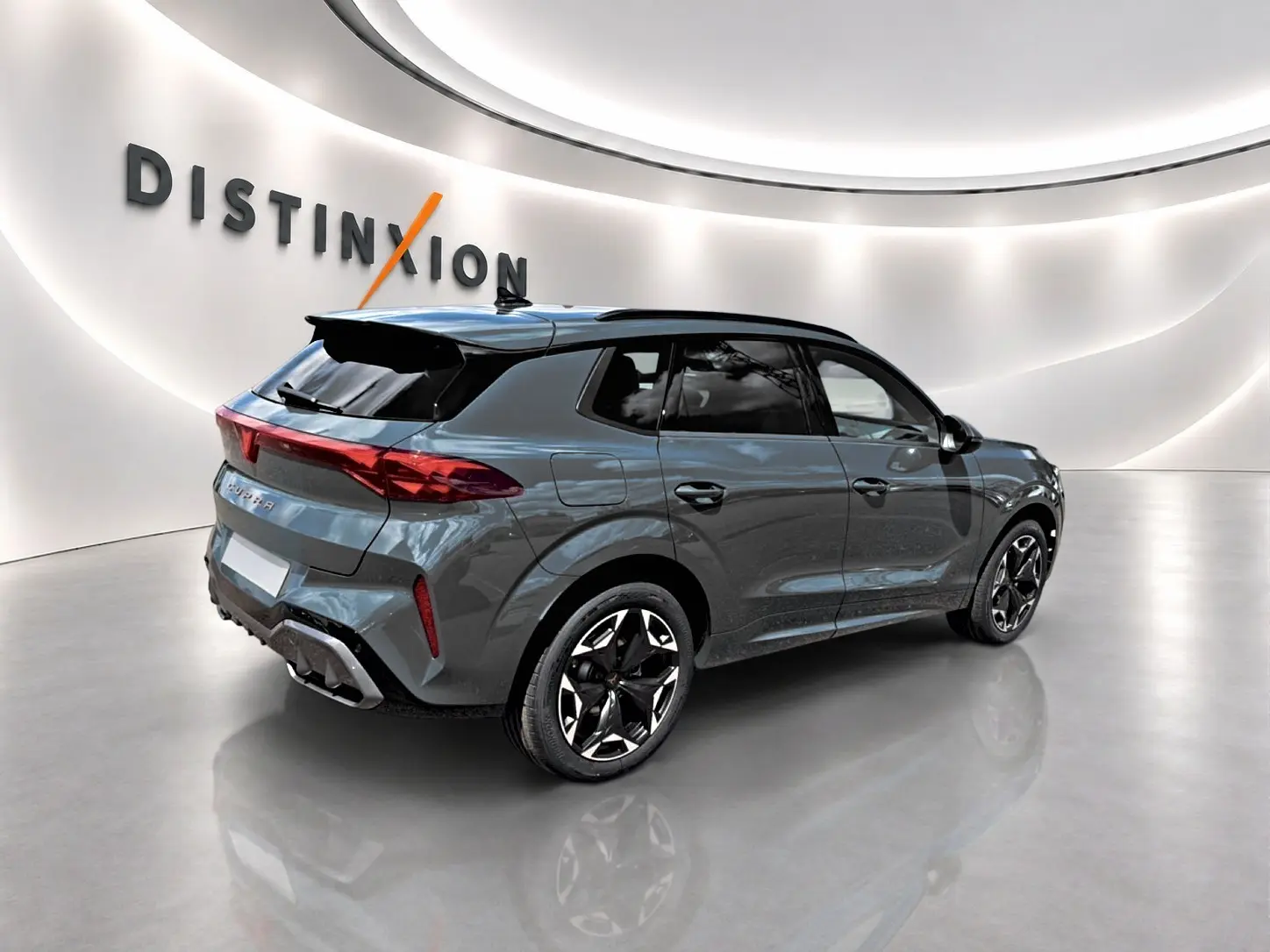 Vue 3/4 arrière droite d'un SUV CUPRA TERRAMAR bleu fjord avec jantes 19 pouces et vitres arrière surteintées dans un showroom.