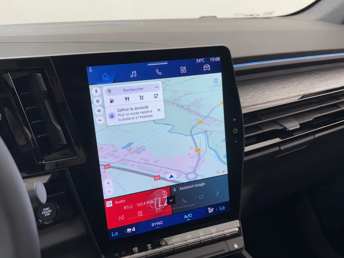 Écran tactile central affichant la navigation et la radio dans l'habitacle moderne du Renault Austral blanc 2025.