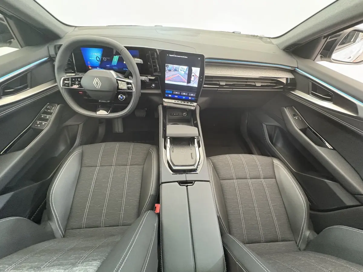 Intérieur du Renault Austral 2025 techno full hybrid, vue de dessus montrant tableau de bord numérique et écran tactile central.