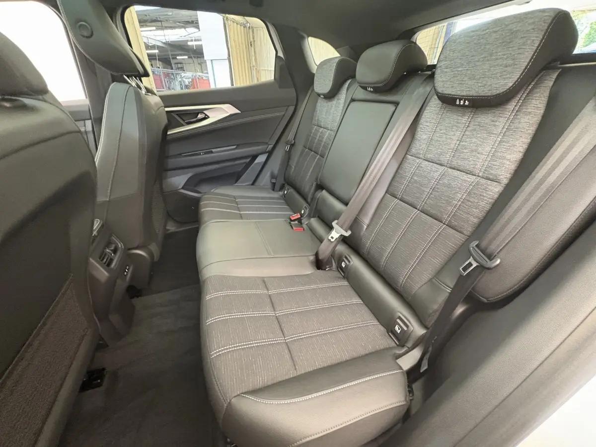 Banquette arrière en tissu gris et cuir noir vue côté droit dans le Renault Austral Techno Full Hybrid 2025 blanc.