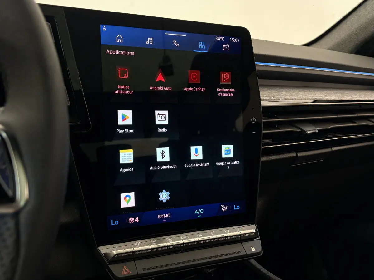 Écran tactile central 12 pouces du tableau de bord du Renault Austral blanc, affichant les applications connectées.