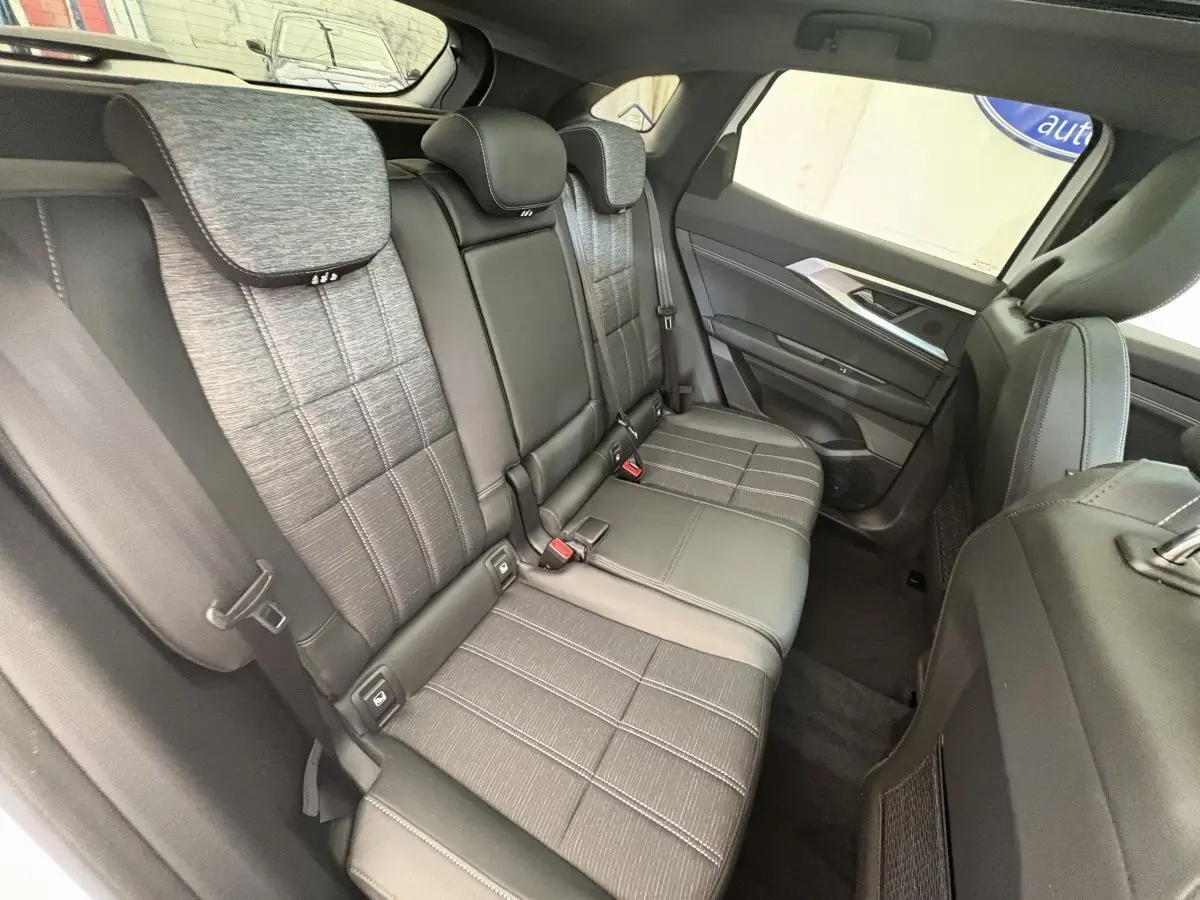 Banquette arrière grise en tissu et cuir du Renault Austral 2025, vue côté droit intérieur du véhicule.