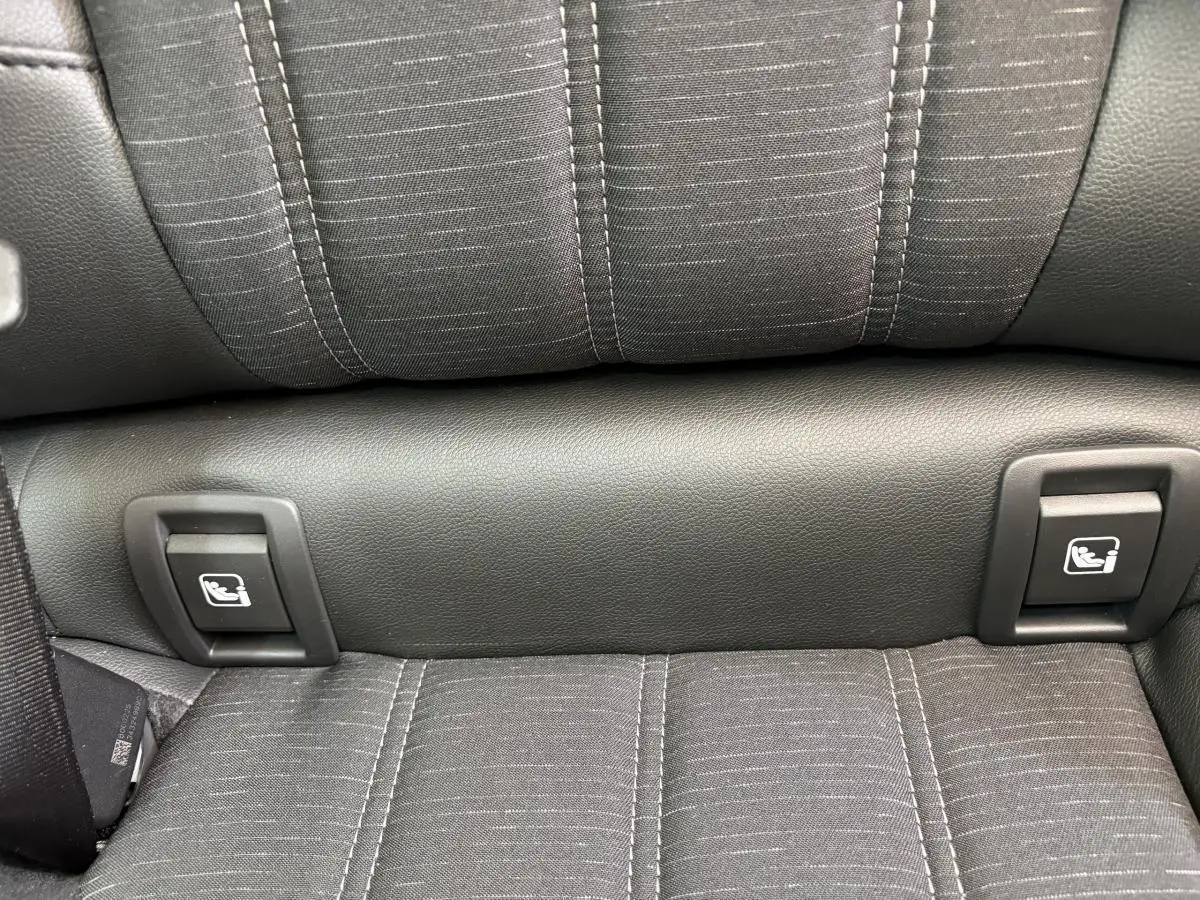 Détail de la banquette arrière gris foncé du Renault Austral 2025 avec commandes Isofix visibles sur les côtés.