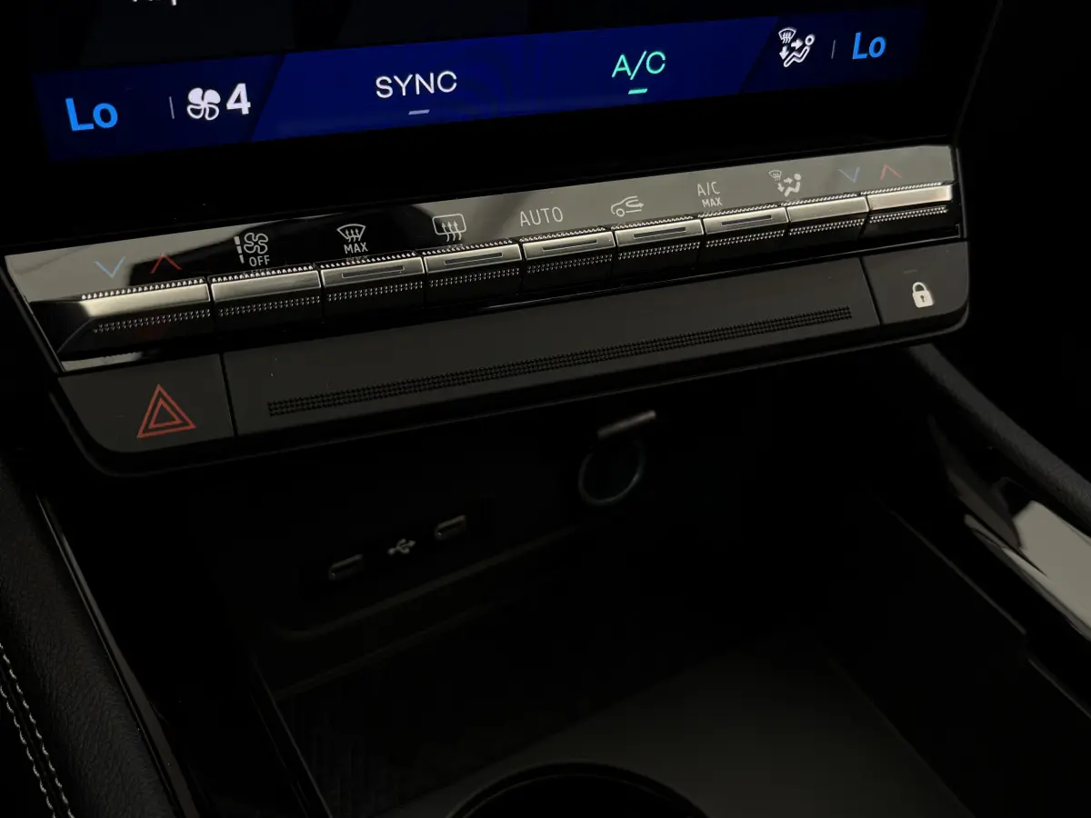 Gros plan sur la console centrale du Renault Austral 2025, montrant les commandes tactiles de climatisation et ports USB.