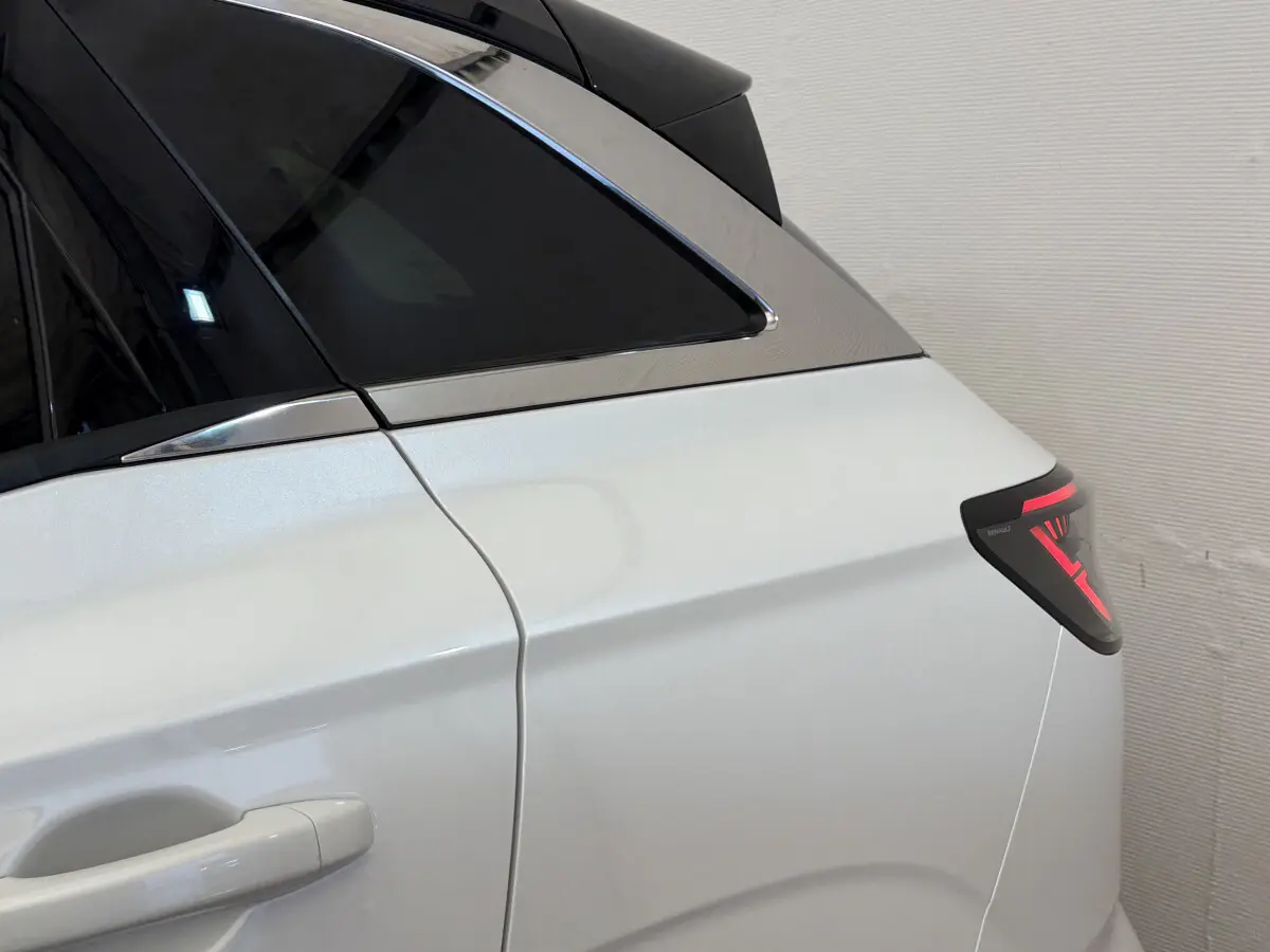 Détail de l'arrière droit blanc du Renault Austral 2025 avec feu LED distinctif et vitre teintée.
