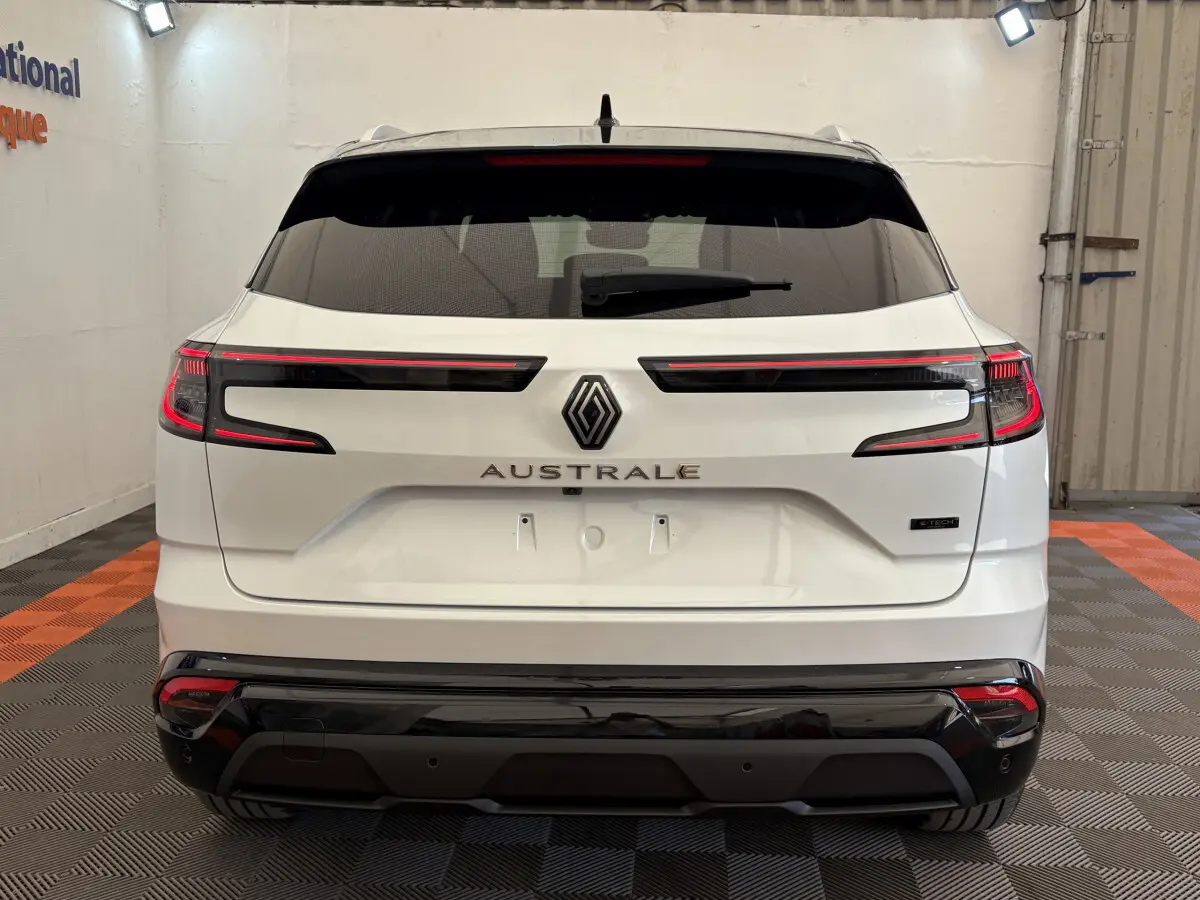 Vue arrière d'un Renault Austral blanc avec feux LED horizontaux et logo central bien visible.