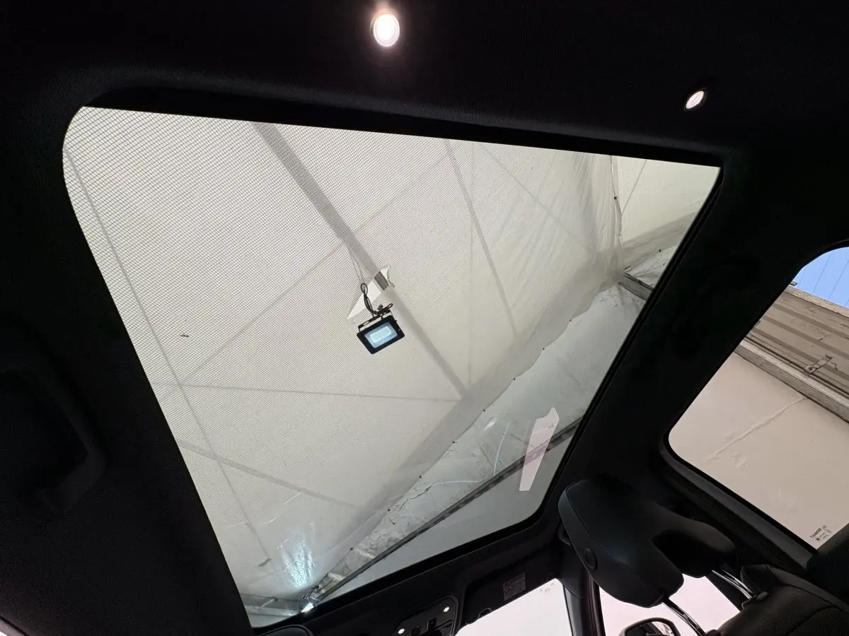 Toit panoramique en verre vu de l'intérieur côté arrière droit du Renault Austral blanc hybride 2025