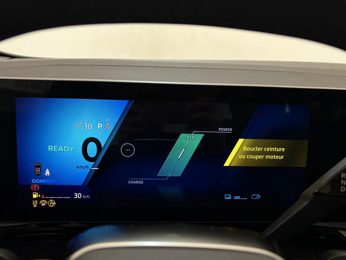 Combiné d'instruments numérique de Renault Austral 2025 affichant vitesse, mode Eco et avertissement ceinture.