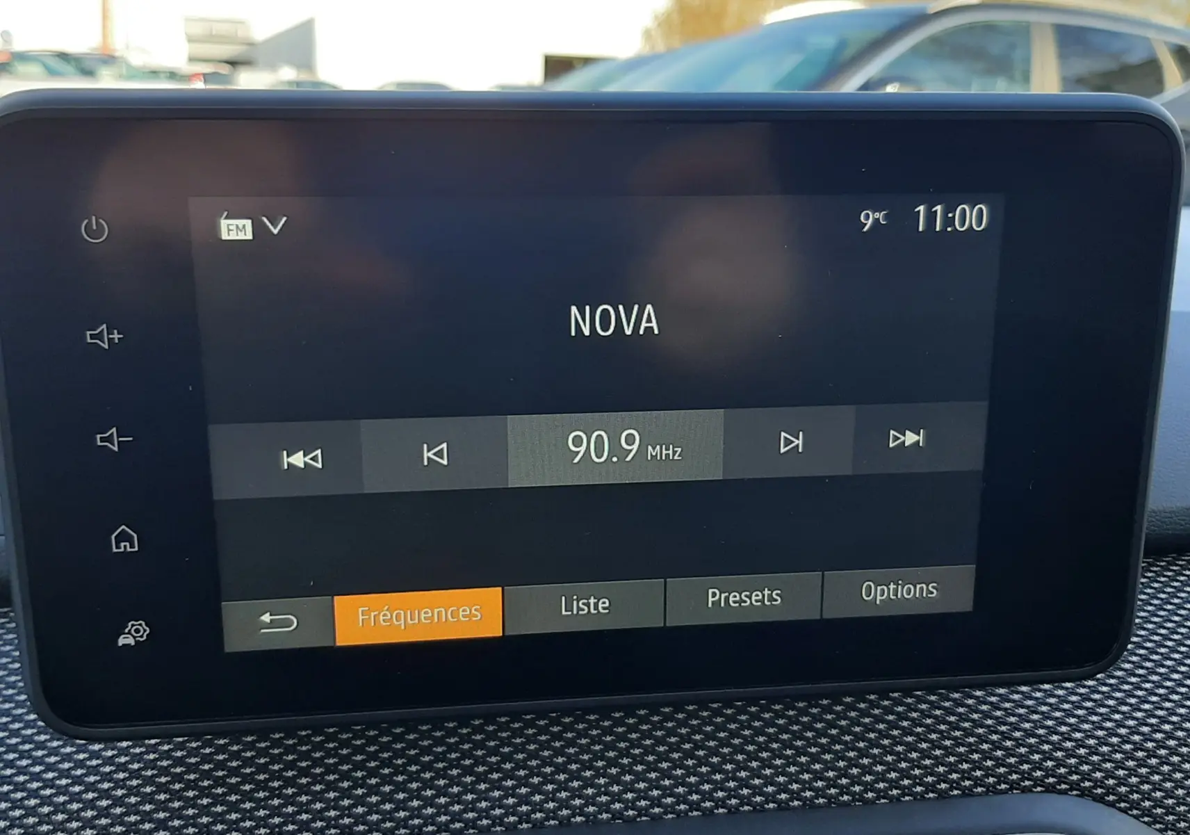 Écran tactile central du tableau de bord du Dacia Jogger 2025 affichant la radio sur la fréquence 90.9 MHz, vue intérieure.