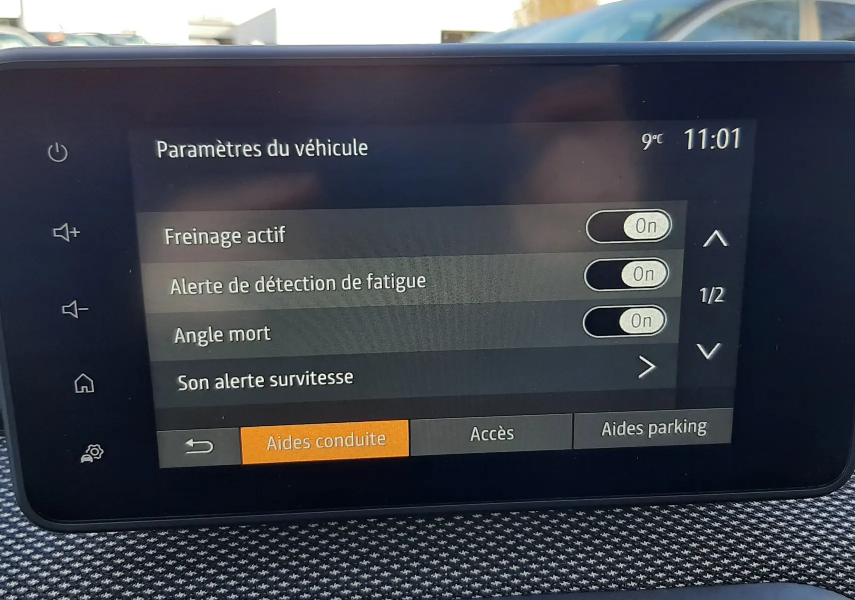 Vue avant gauche du Dacia Jogger 2025 vert cèdre métal, avec toit noir et barres de toit visibles.