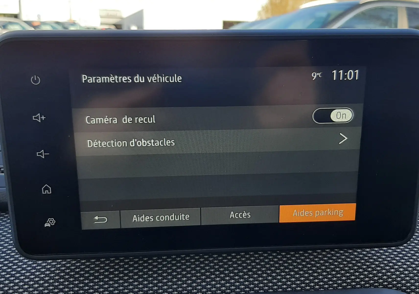 Écran tactile intérieur du Dacia Jogger affichant les paramètres de caméra de recul et détection d'obstacles.
