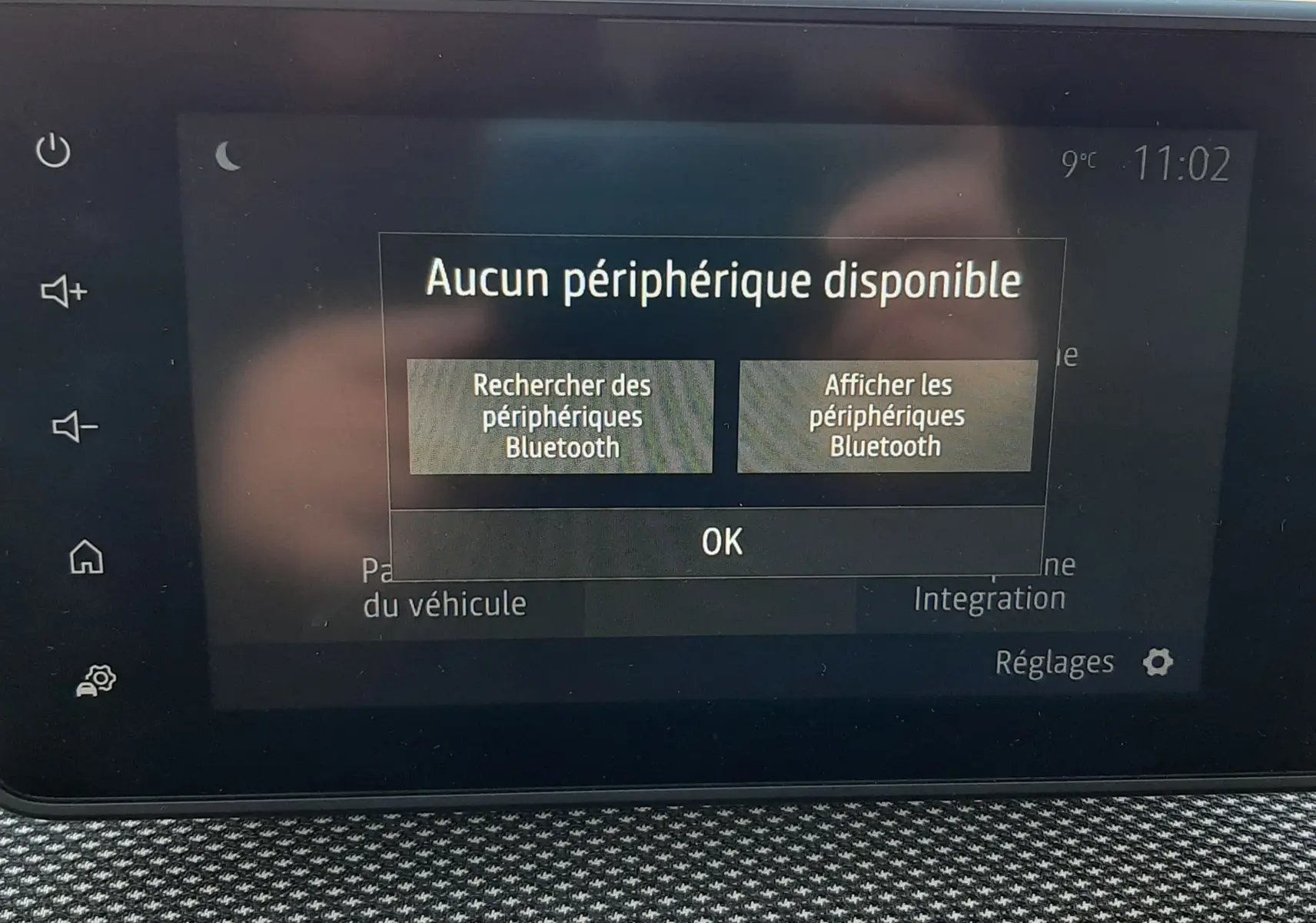 Écran tactile central du tableau de bord du Dacia Jogger 2025 affichant un message Bluetooth sans périphérique connecté.