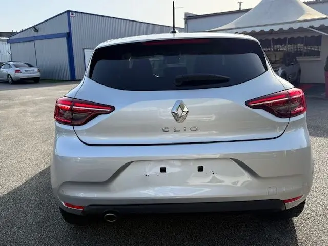 Vue arrière d'une Renault Clio V gris platine 2021 avec feux LED caractéristiques et vitre arrière teintée.