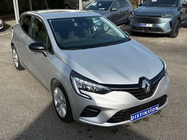 Renault Clio V TCe 90 Zen gris platine vue 3/4 avant droit avec calandre noire et jantes alliage.