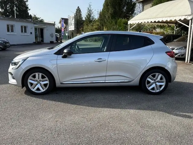 Profil côté gauche d'une Renault Clio V gris platine 2021, compacte avec jantes alliage et lignes épurées.