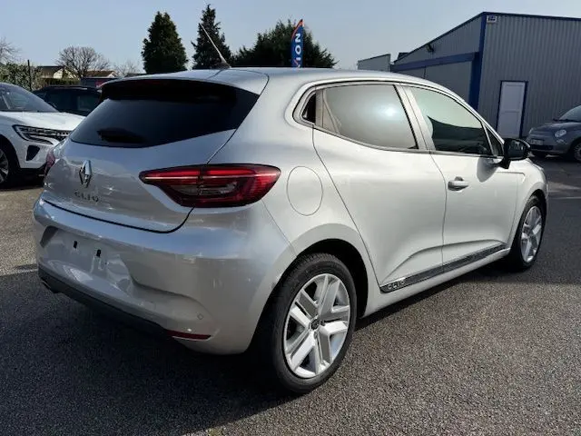 Vue 3/4 arrière droite d'une Renault Clio V TCE 90 Zen gris platine, avec jantes alliage et vitres teintées.
