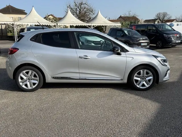 Profil droit de la Renault Clio V TCE 90 Zen gris platine 2021, avec jantes alliage et lignes épurées visibles.
