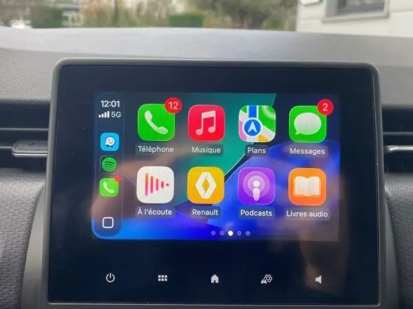 Écran tactile central de la Renault Clio V TCE 90 Zen 2021, affichant interface Apple CarPlay colorée.