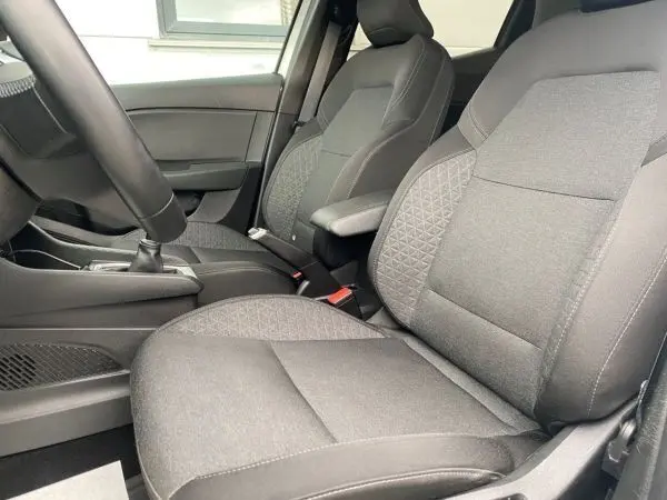 Vue intérieure côté conducteur de la Renault Clio V TCE 90 Zen 2021, sièges tissu gris avec motifs géométriques.