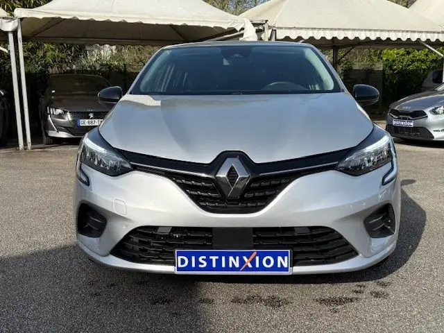 Vue frontale d'une Renault Clio V TCE 90 Zen gris platine, avec calandre noire et plaque Distinxion visible.