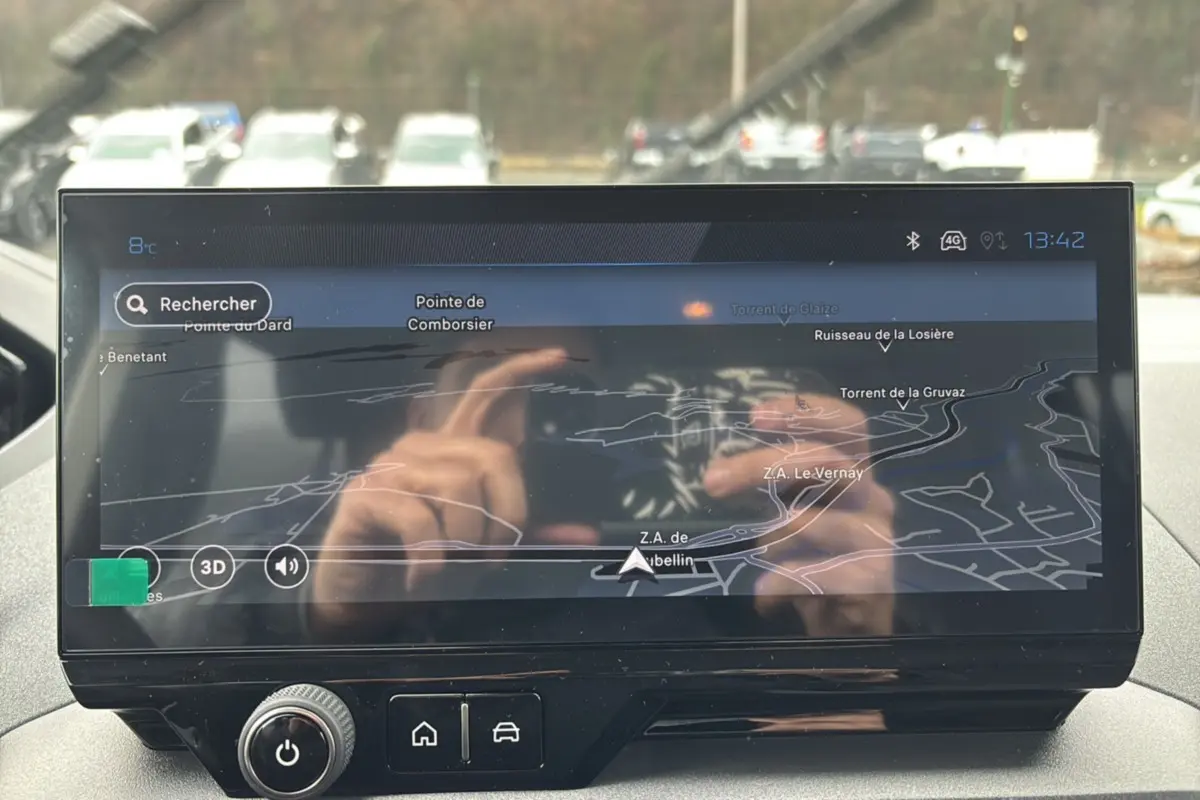 Écran tactile 10 pouces du GPS du Peugeot Rifter gris Artense, affichant une carte en mode 3D.
