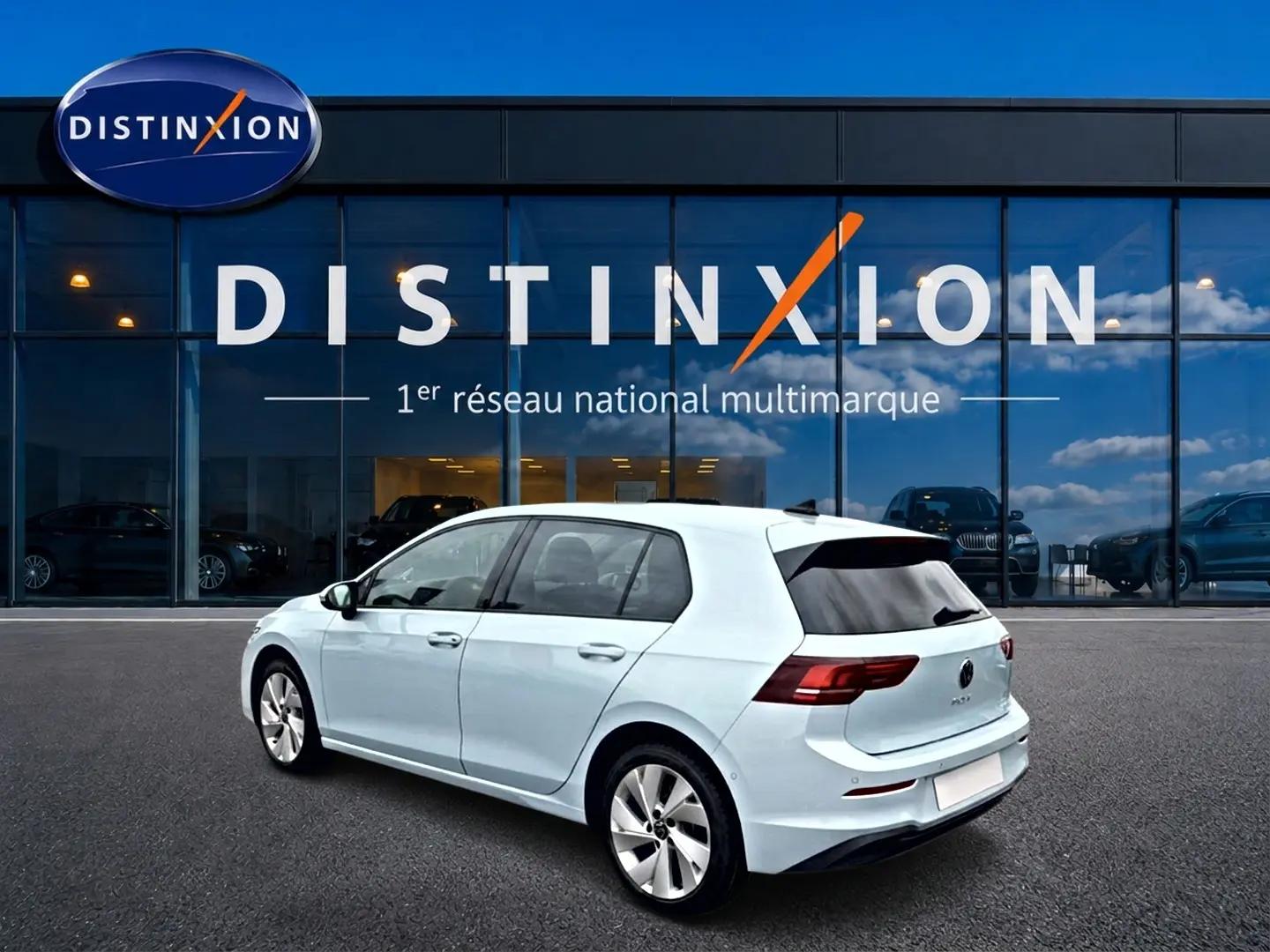Volkswagen Golf 1.5 etsi evo2 116 life bleu glacier vue 3/4 arrière droit devant showroom Distinxion.
