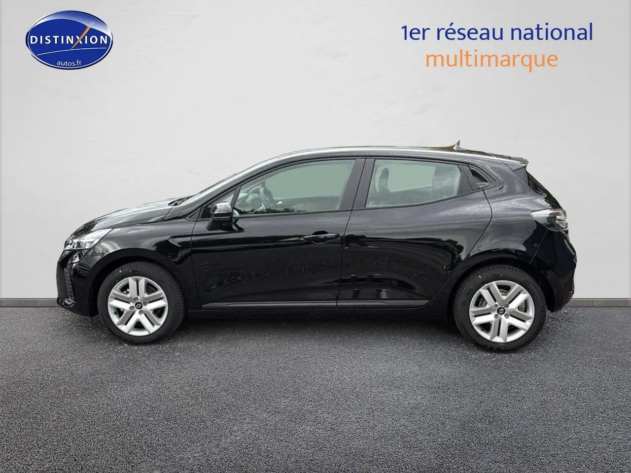 Profil côté gauche d'une Renault Clio V noire étoilé 2025 avec jantes acier et coques de rétroviseurs noires.