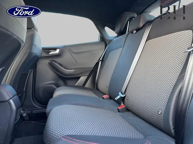 Vue latérale droite de la banquette arrière en tissu noir et gris avec surpiqûres rouges du Ford Puma 2021 Fashion Gris Magnetic.