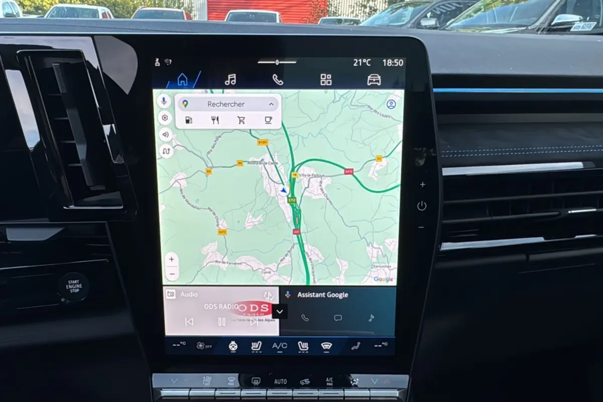 Écran tactile central avec navigation GPS dans l’habitacle du Renault Austral New 200 Esprit Alpine noir étoilé.