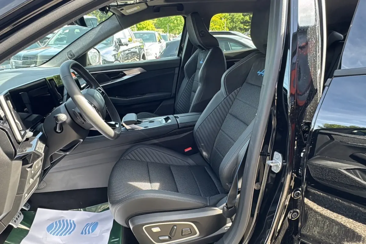 Intérieur côté conducteur du Renault Austral New 200 Esprit Alpine noir étoilé, sièges sport semi-alcantara avec logo Alpine bleu.