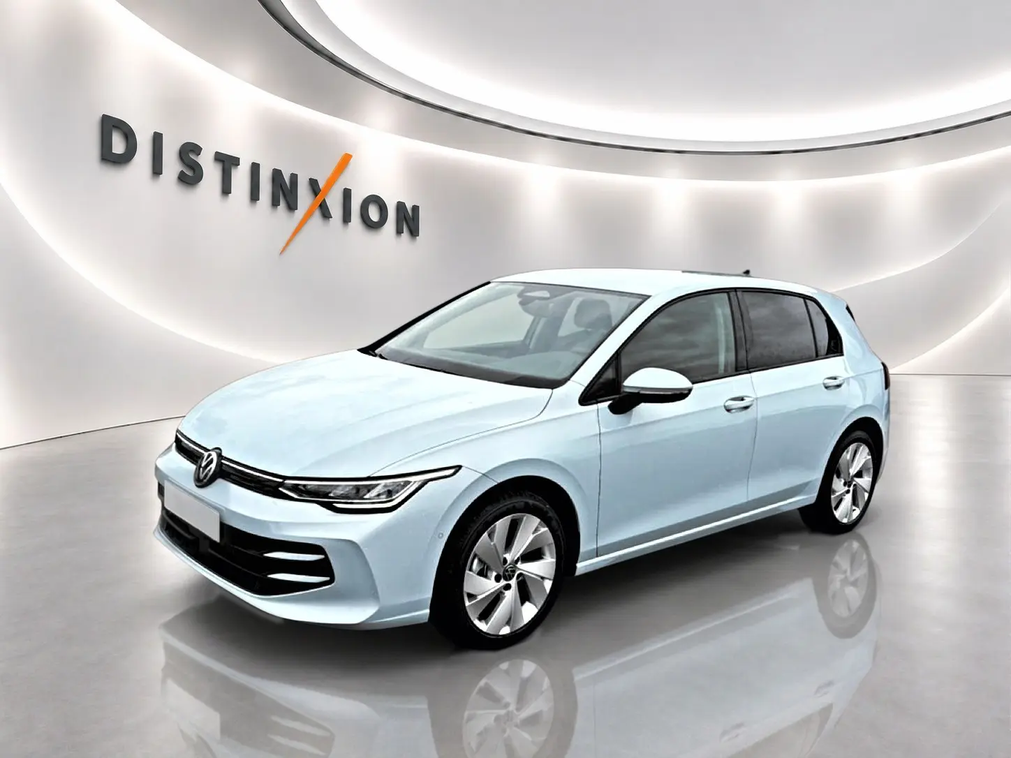 Volkswagen Golf 1.5 ETSI Evo2 bleu glacier vue 3/4 avant droit en intérieur showroom lumineux.