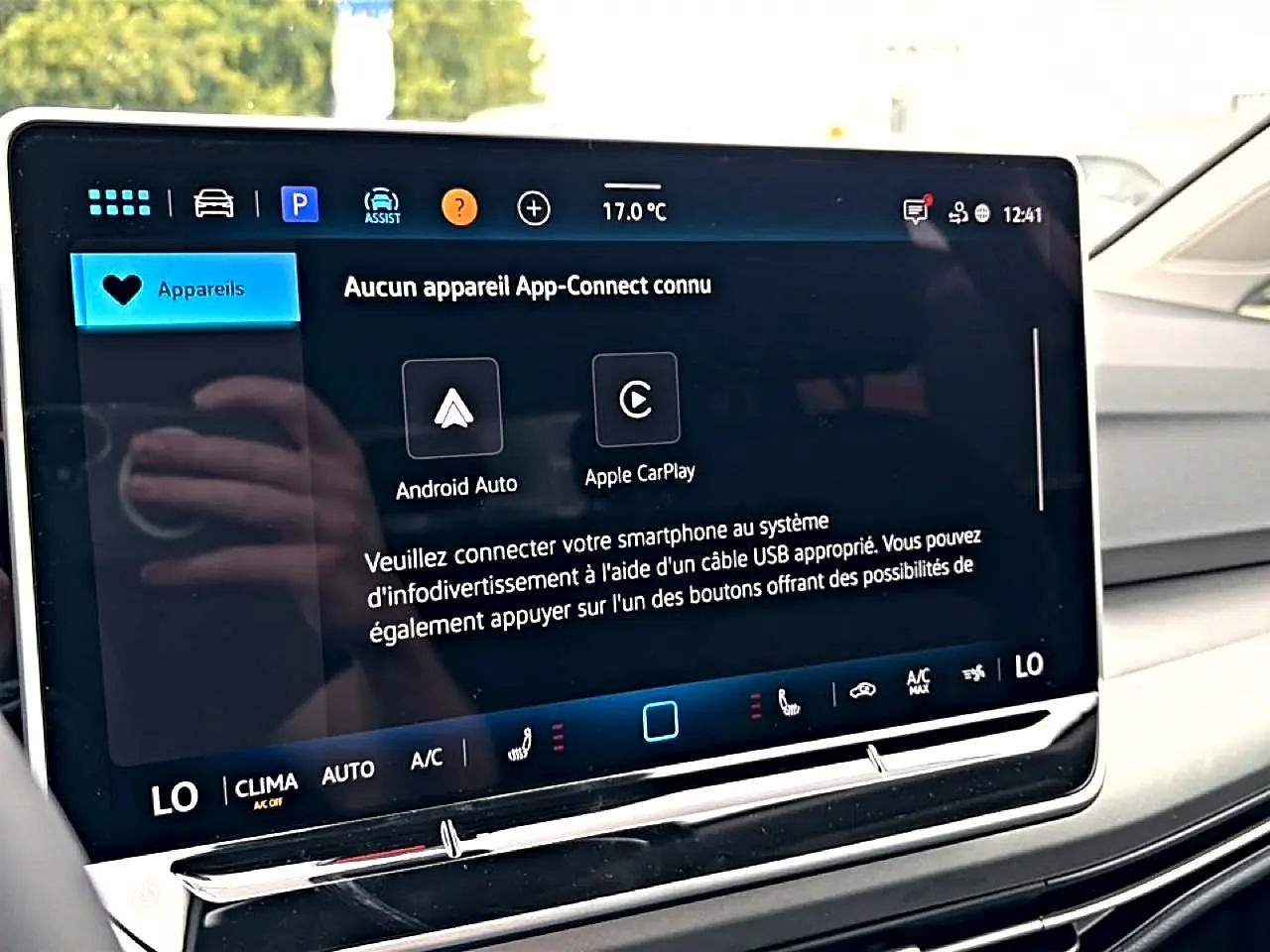 Écran tactile central affichant Android Auto et Apple CarPlay dans l’habitacle clair d’une Volkswagen Golf 2026.