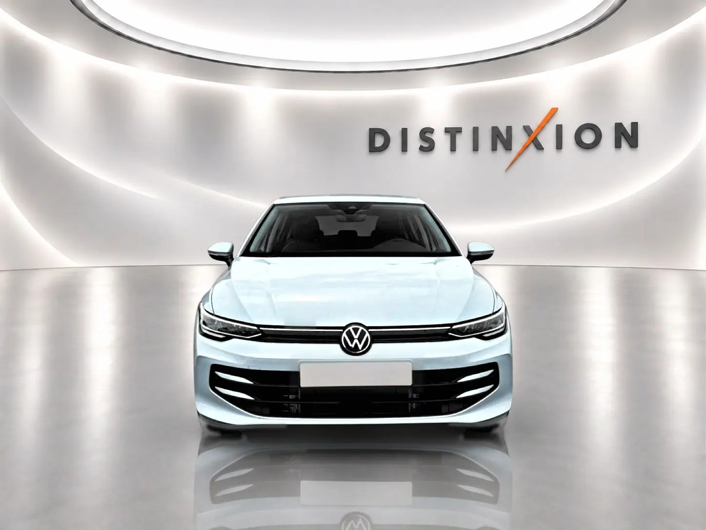 Volkswagen Golf 1.5 etsi evo2 bleu glacier vue de face dans un showroom lumineux avec logo Distinxion en arrière-plan.