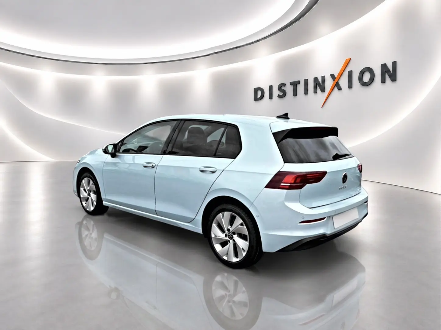 Volkswagen Golf 1.5 etsi evo2 bleu glacier vue 3/4 arrière droit en intérieur avec jantes alu 17 pouces.