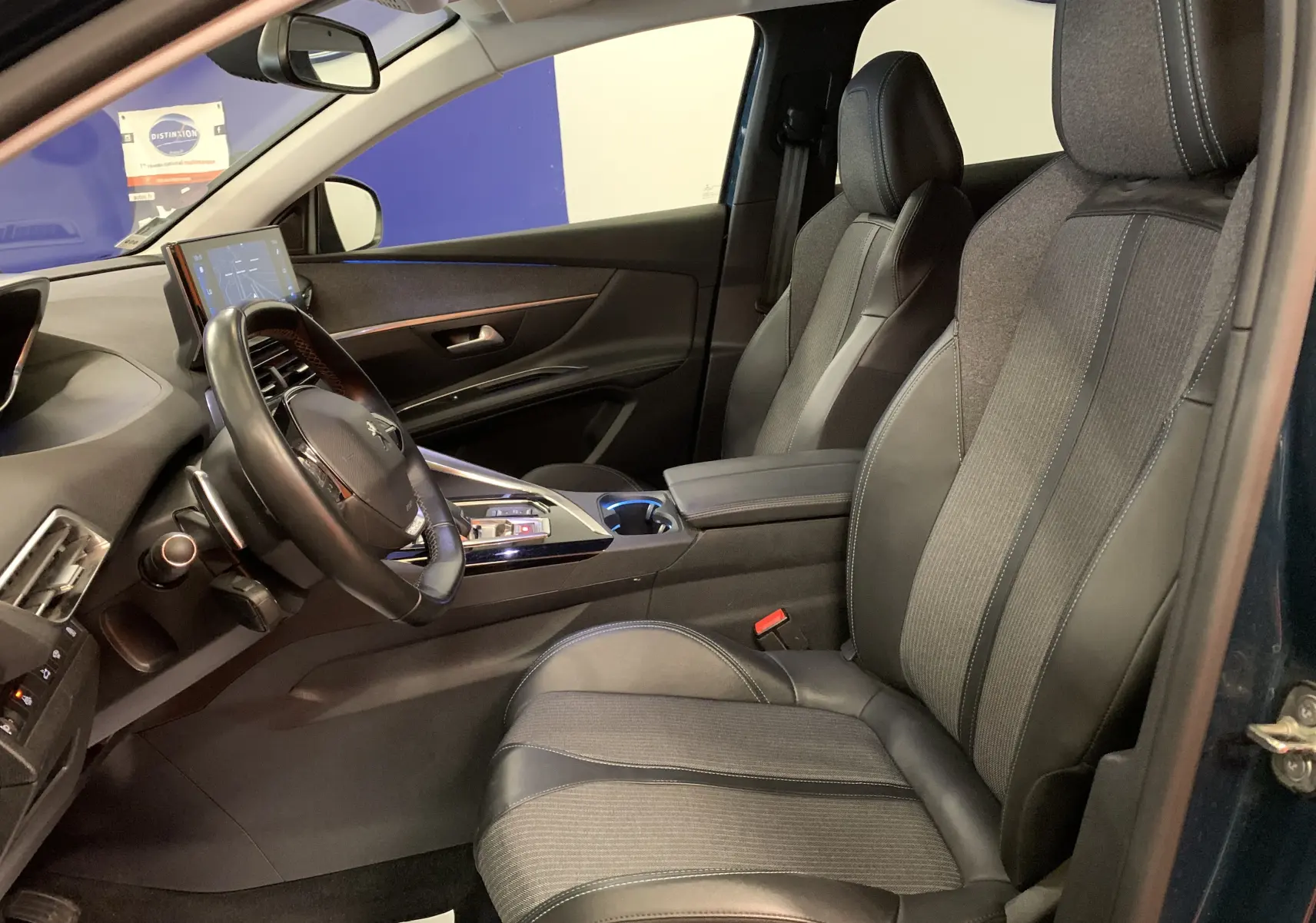 Vue latérale droite des sièges arrière en tissu et cuir noir du Peugeot 3008 PureTech 130 Allure Pack 2020.