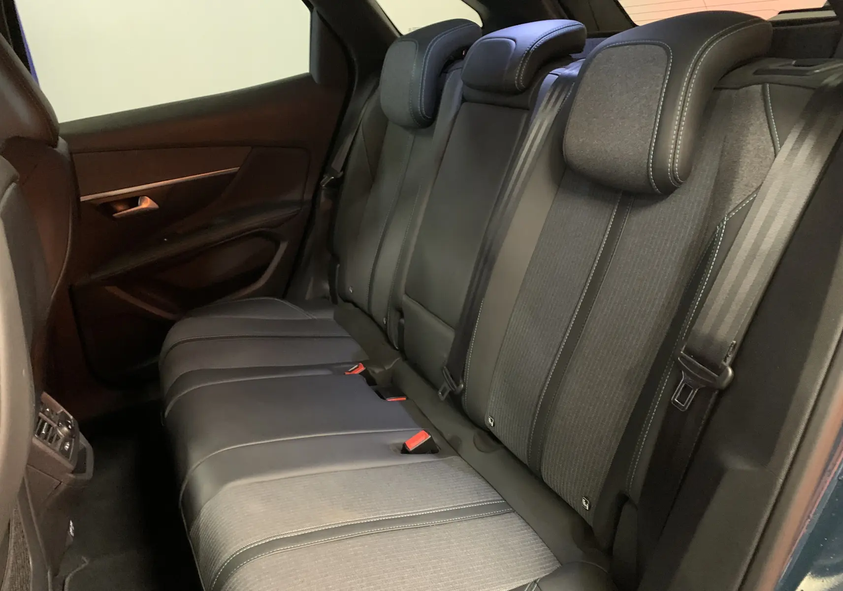 Vue rapprochée du volant cuir noir du Peugeot 3008 PureTech 130 Allure Pack 2020 avec commandes intégrées.