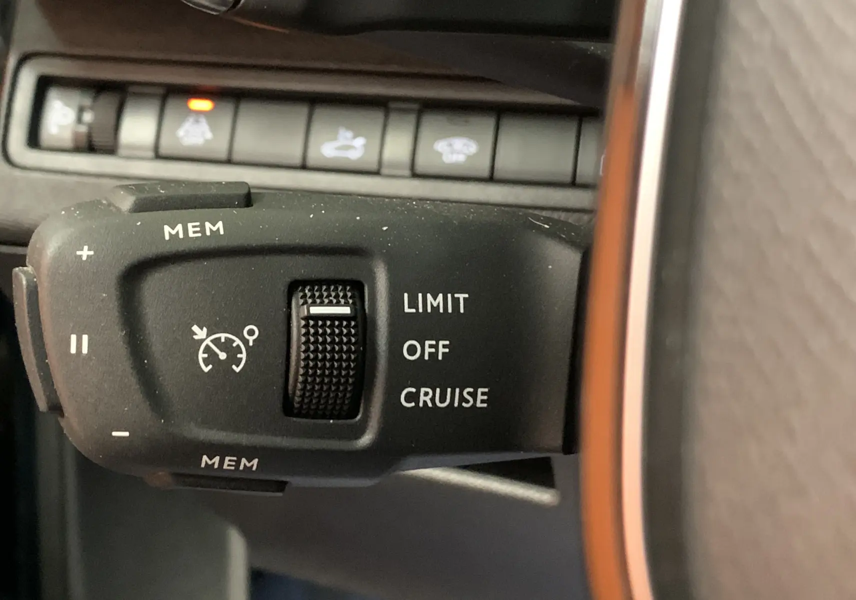 Écran central du tableau de bord du Peugeot 3008 PureTech 130 Allure Pack, affichant la navigation GPS.