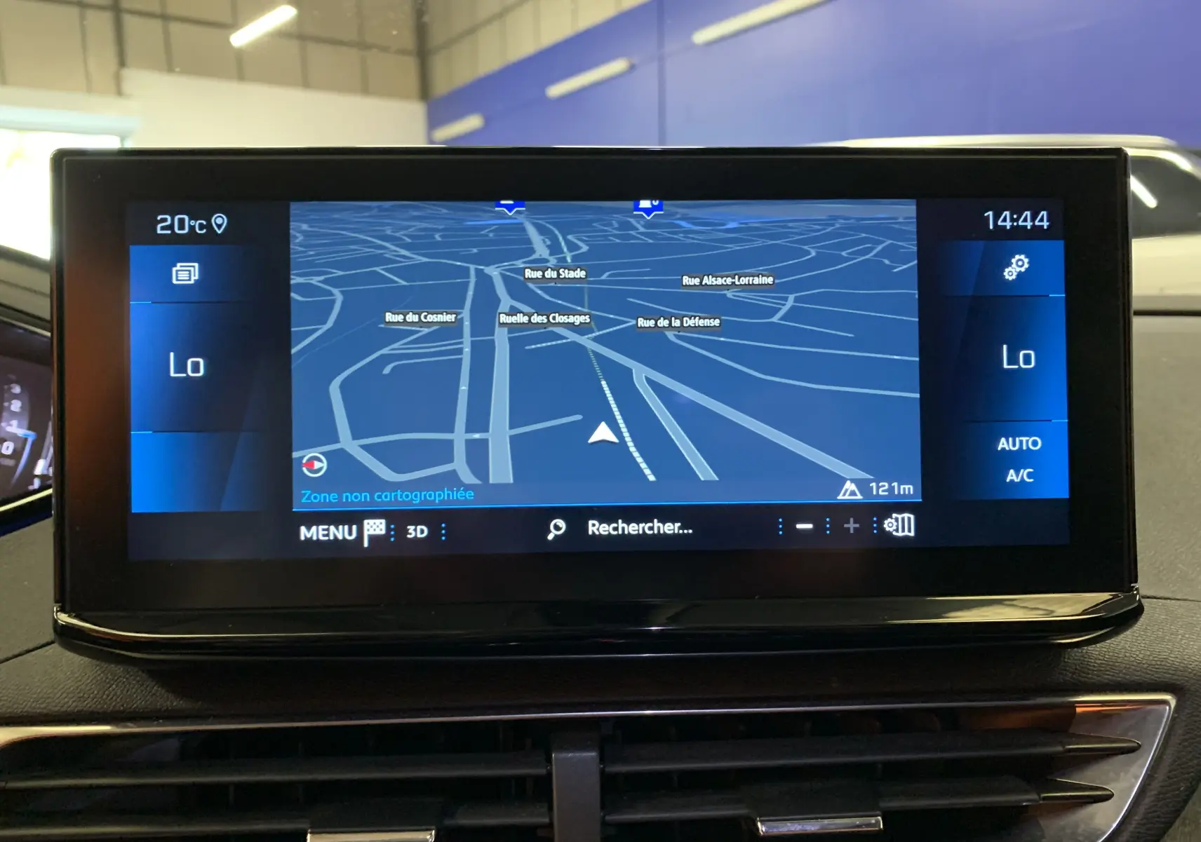 Écran tactile central du Peugeot 3008 bleu Célèbes affichant la climatisation automatique avec réglages de température à 19,5 et 19°C.