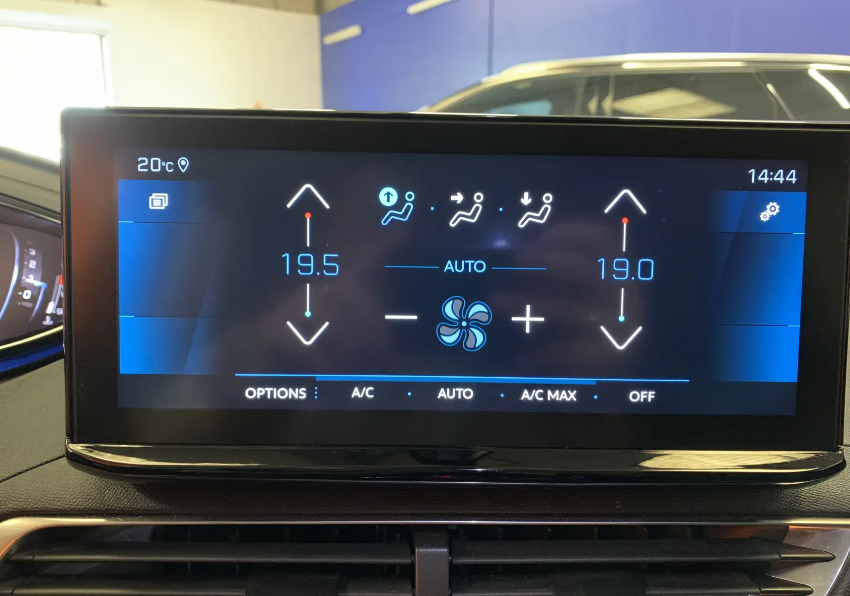 Écran tactile central du Peugeot 3008 PureTech 130 Allure Pack affichant Apple CarPlay et Android Auto.