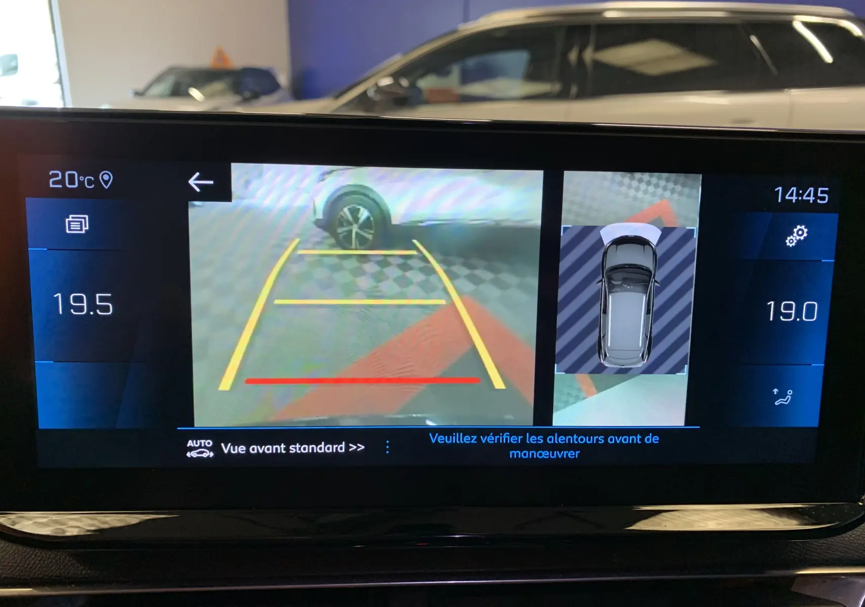 Écran tactile intérieur du Peugeot 3008 bleu Célèbes affichant le choix de manœuvre de stationnement avec options créneau et bataille.