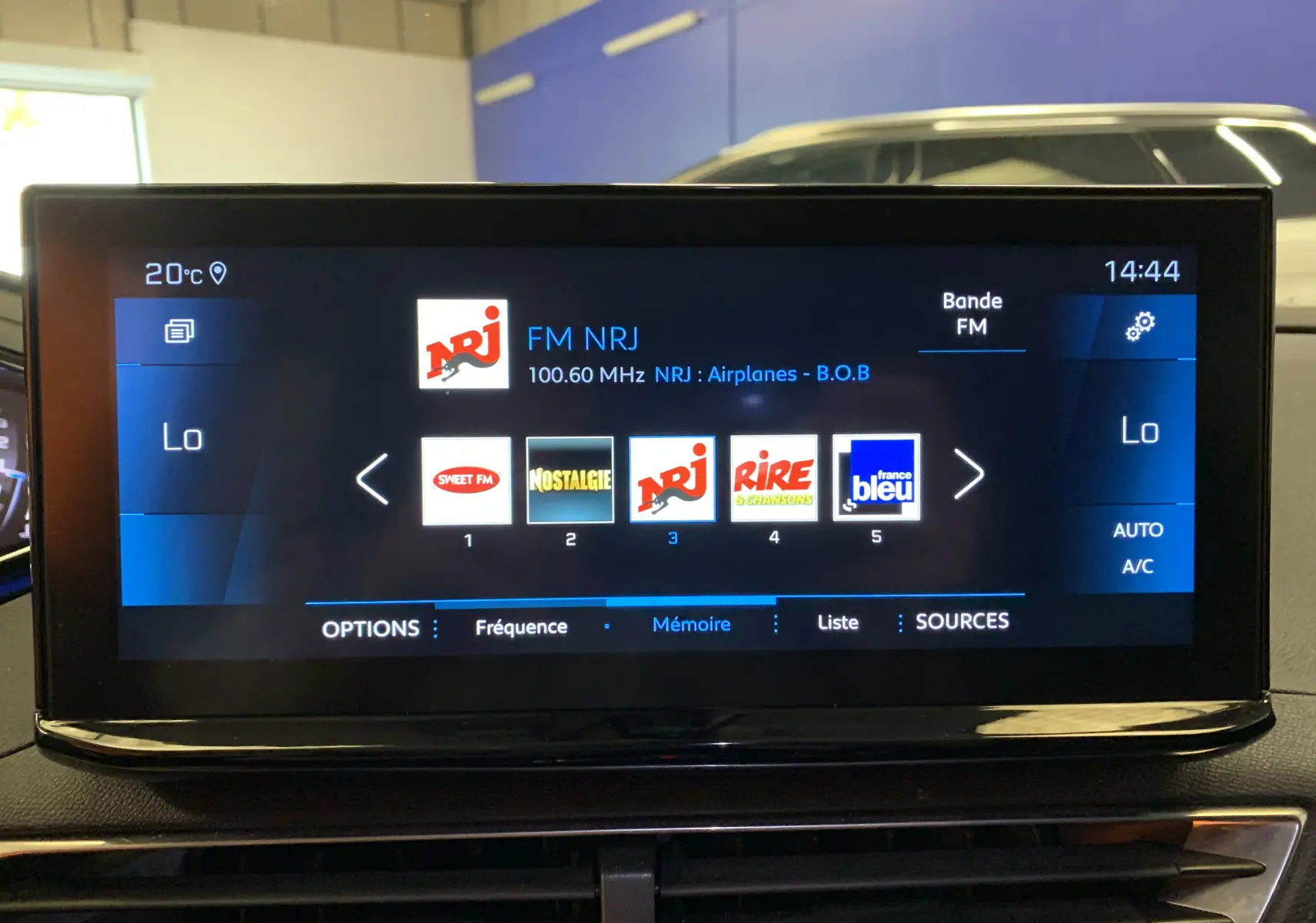 Écran central du Peugeot 3008 PureTech 130 Allure Pack affichant les options d'assistance au stationnement et réglages à 14h44.