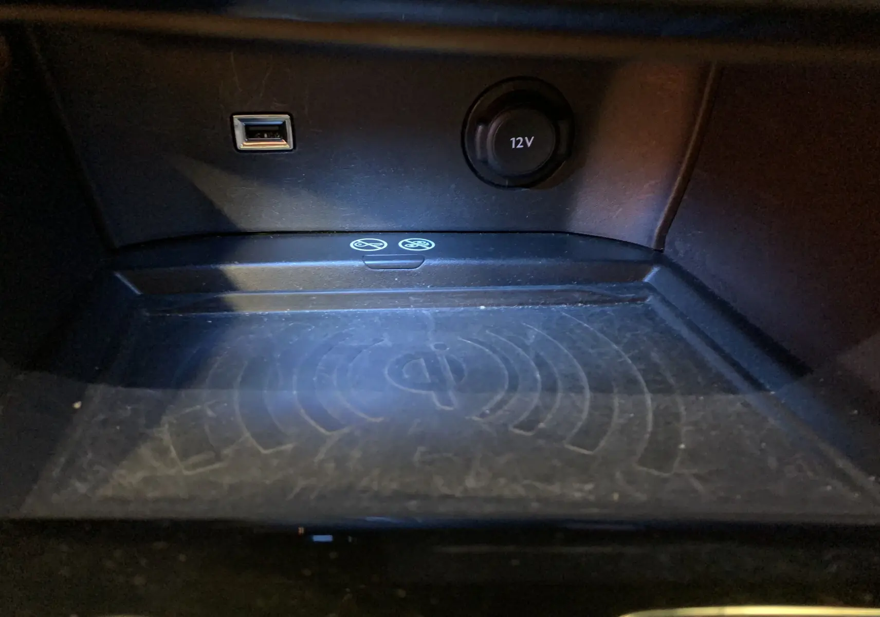 Bouton start/stop éclairé en violet dans l'habitacle du Peugeot 3008 PureTech 130 Allure Pack 2020.