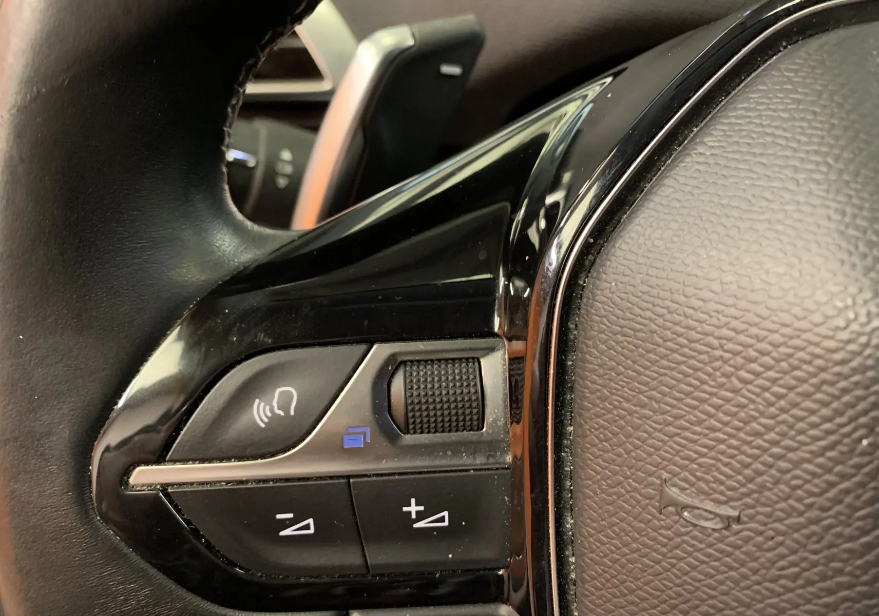 Vue intérieure du tableau de bord et volant du Peugeot 3008 2020 avec écran tactile et finition noire élégante.