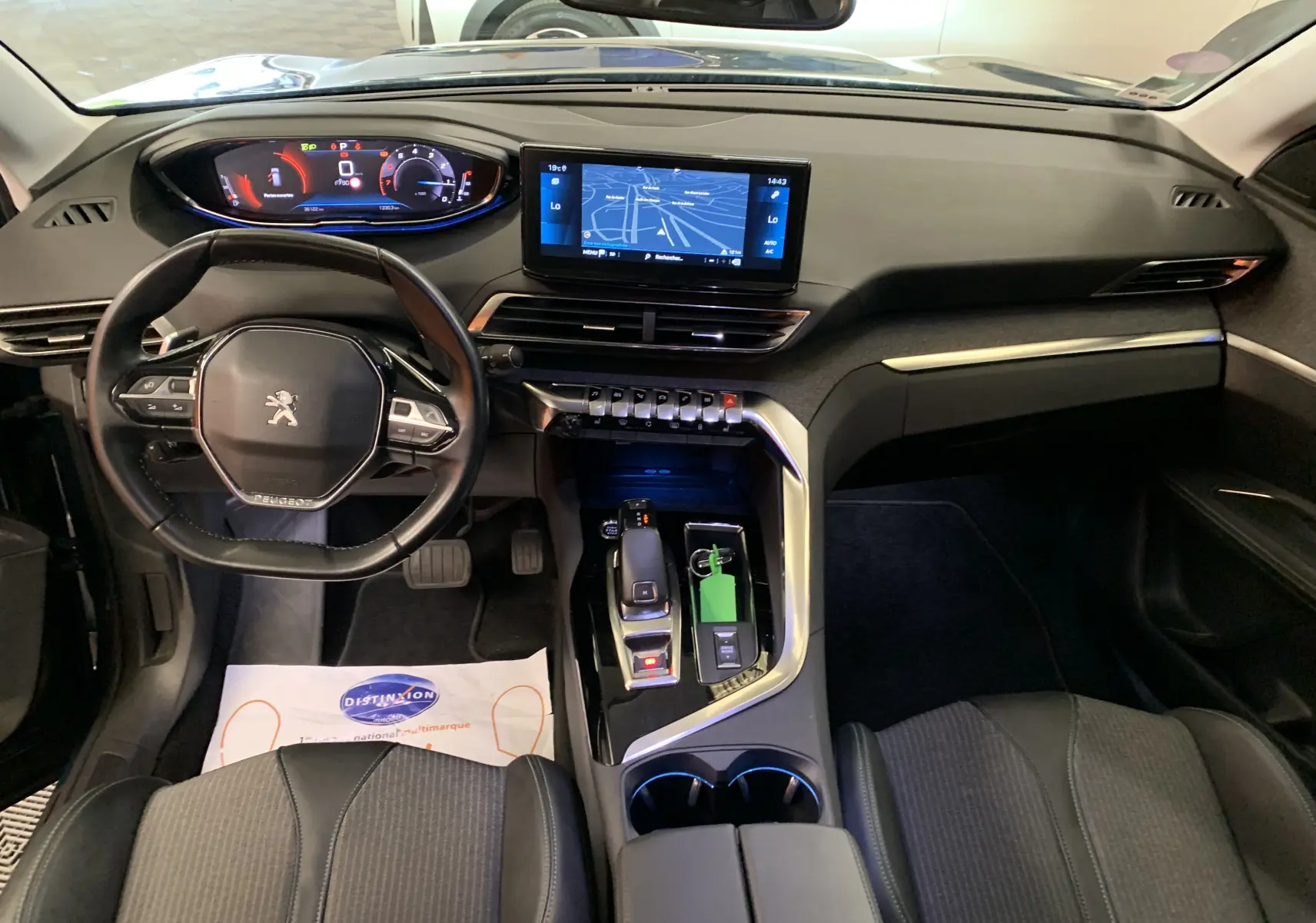 Gros plan sur la console arrière noire du Peugeot 3008 PureTech 130 Allure Pack avec prises USB et prise 12V.