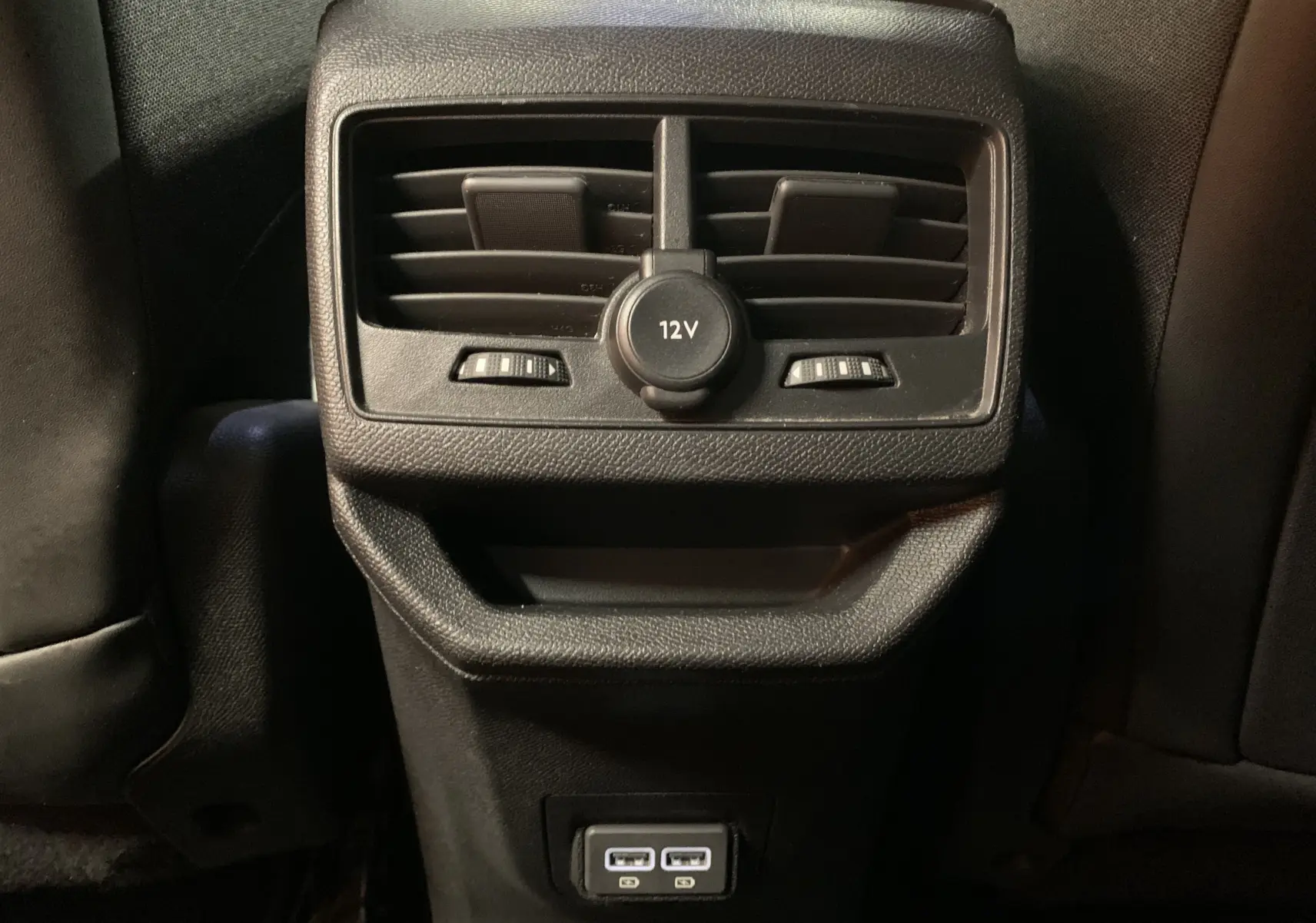 Gros plan sur la plaque de seuil de porte avant gauche bleu Célèbes du Peugeot 3008 avec logo Peugeot visible.